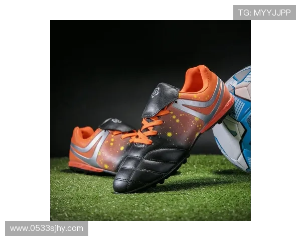 黑色足球鞋搭配球星实战上脚图，展现速度与力量的完美结合